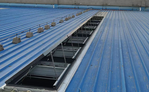 某城市大型商业综合体中庭阿合奇排烟窗工程