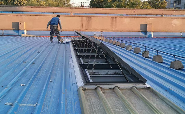 某区域性物流仓储中心阿合奇排烟窗系统安装项目